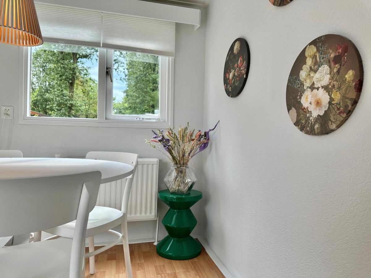 Gezellig Chalet Met 2 Slaapkamers En Zicht Op Het Water Erm Esterno foto