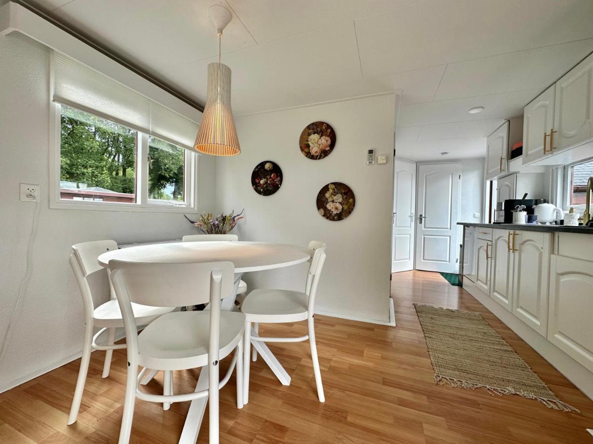 Gezellig Chalet Met 2 Slaapkamers En Zicht Op Het Water Erm Esterno foto