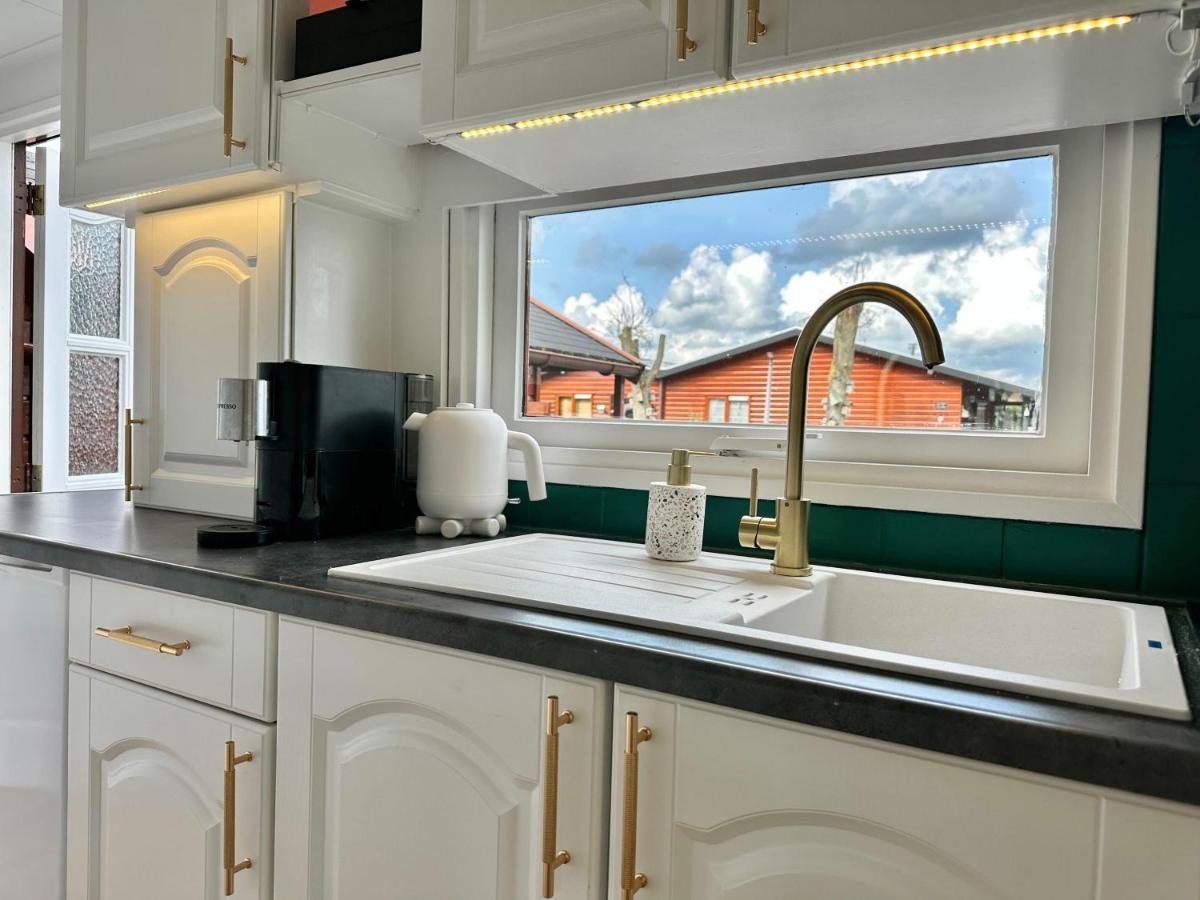 Gezellig Chalet Met 2 Slaapkamers En Zicht Op Het Water Erm Esterno foto