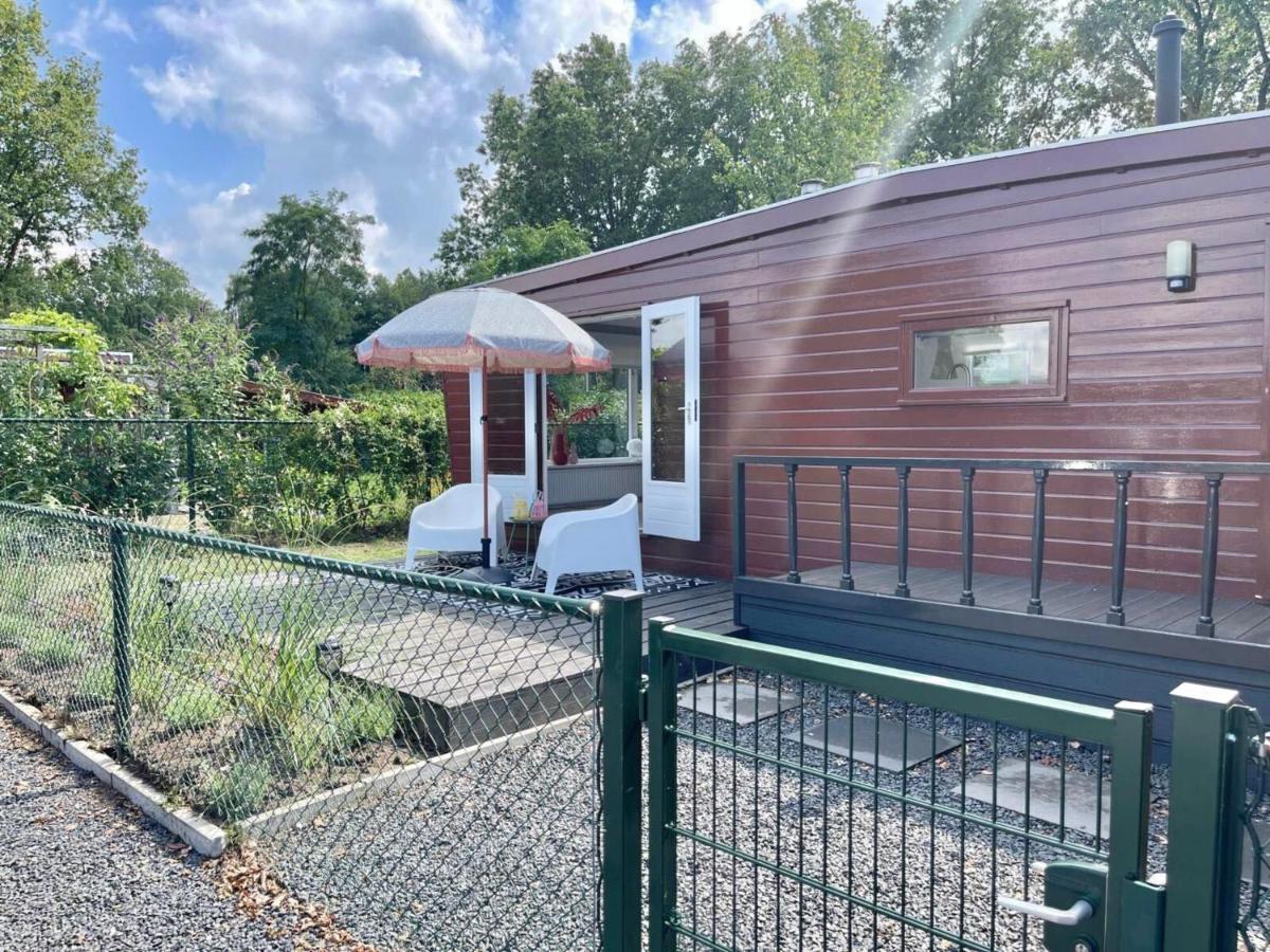 Gezellig Chalet Met 2 Slaapkamers En Zicht Op Het Water Erm Esterno foto